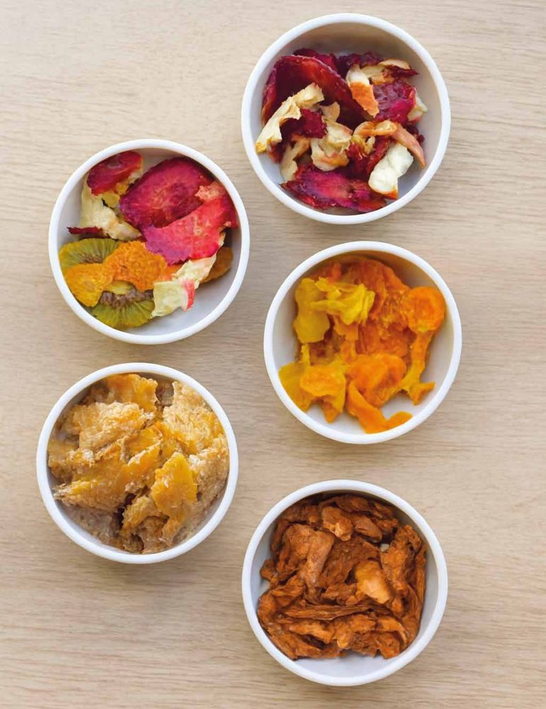 Cinco bowls con frutas deshidratadas de colores